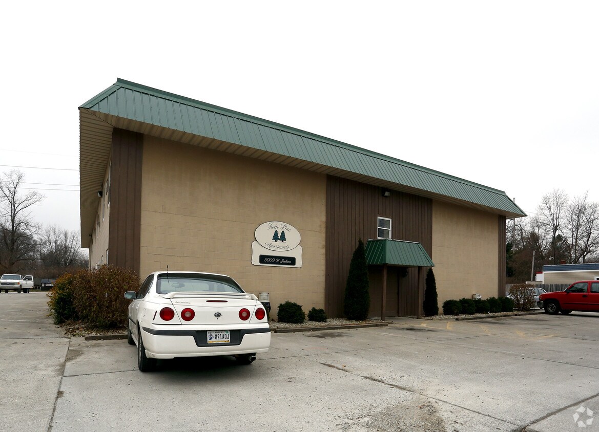Foto principal - Twin Pine Apartments