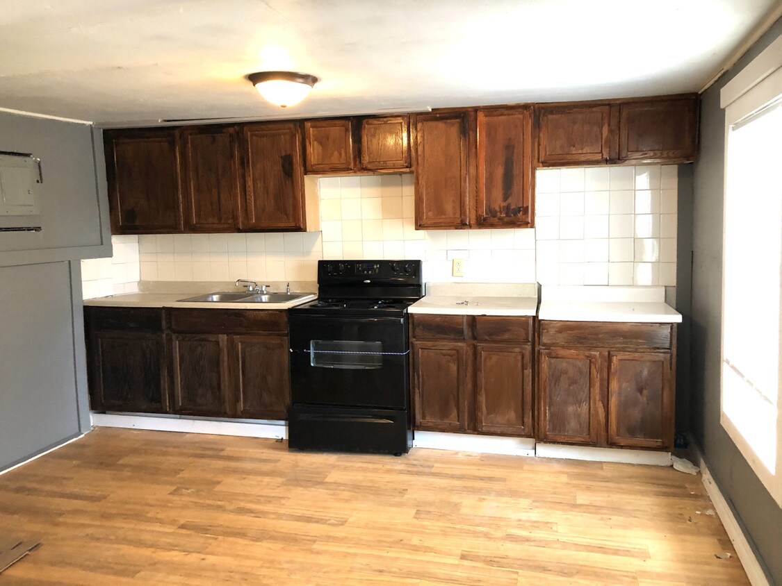 Building Photo - 225 Woodford Ave