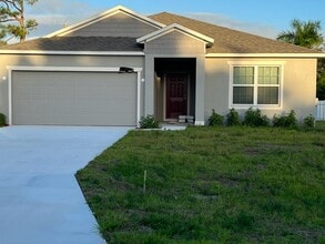 Building Photo - 1811 SE Sandia Dr