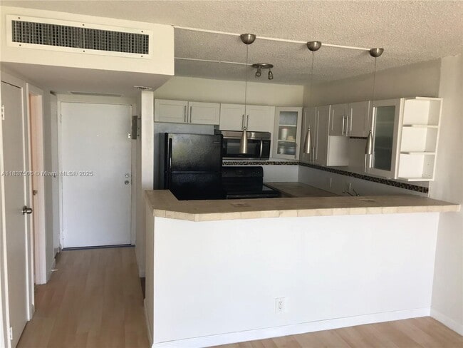 Building Photo - 3475 N Country Club Dr