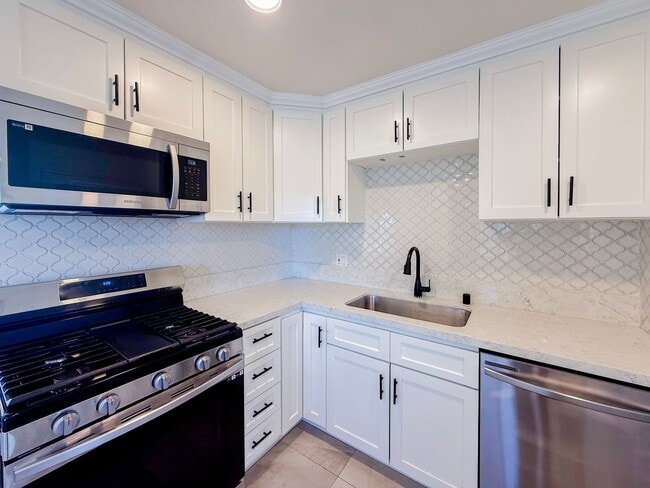 Building Photo - Renovated Triplex with Private Yard, AC, and Parking