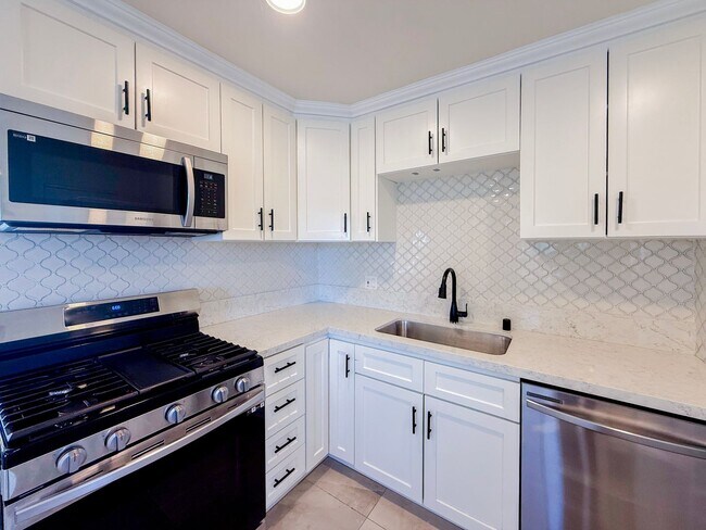 Foto del edificio - Renovated Triplex with Private Yard, AC, and Parking
