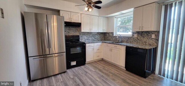 Building Photo - 5111 Leeward Rd
