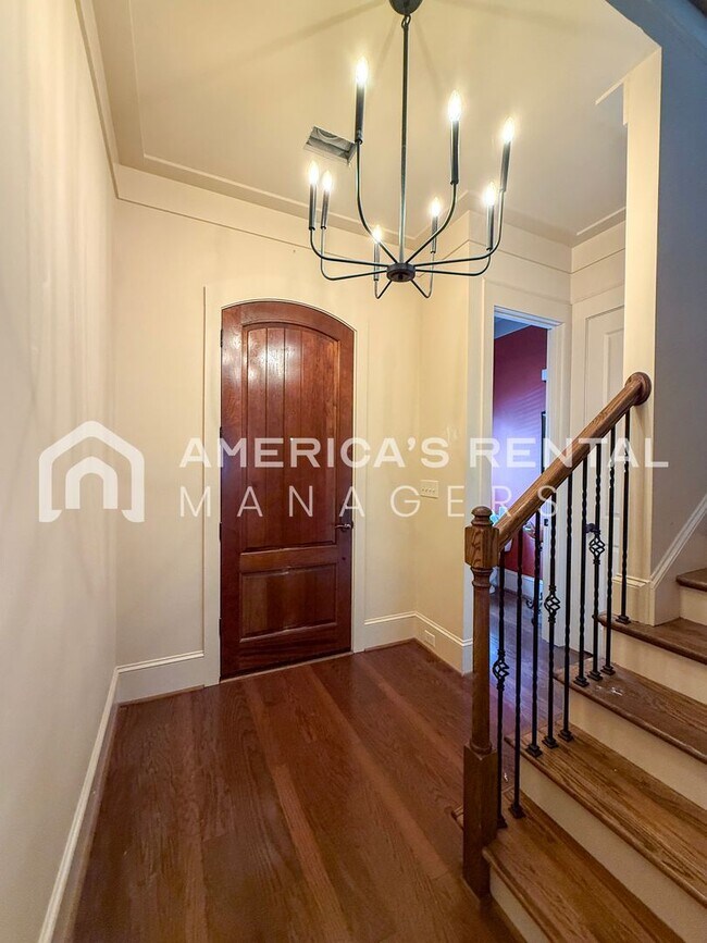 Foto del edificio - DEPOSIT PENDING! Elegant Townhome with Gar...