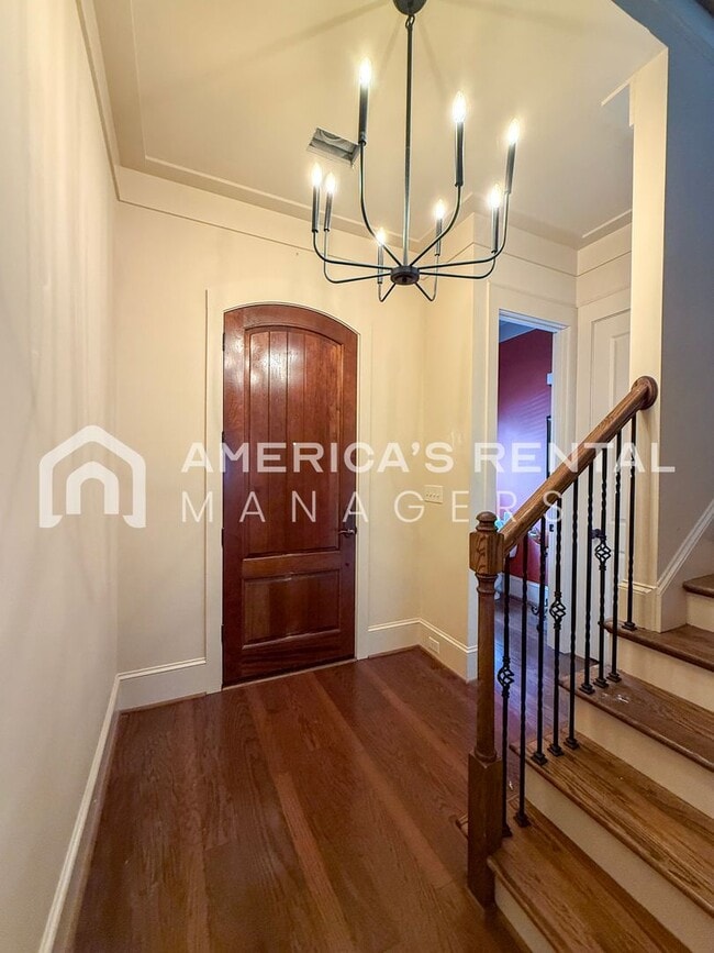 Building Photo - Elegant Townhome with Garage in Prime Hoov...