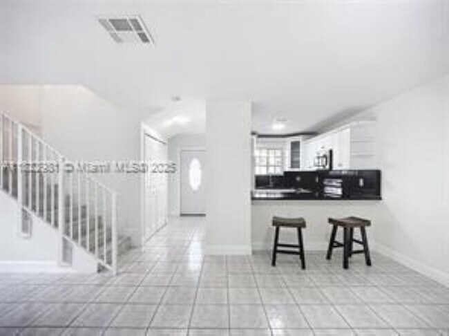 Foto del edificio - 6753 NW 182nd St