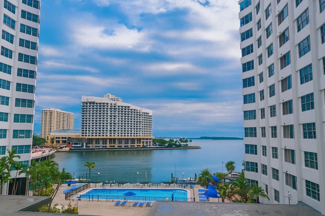 Foto del edificio - 825 Brickell Bay Dr
