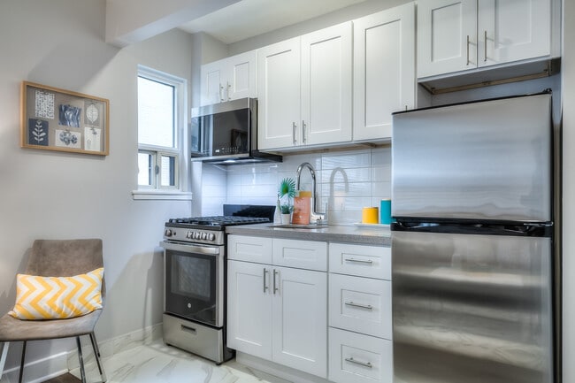 Building Photo - Beautiful New Studio Apartment Available i...