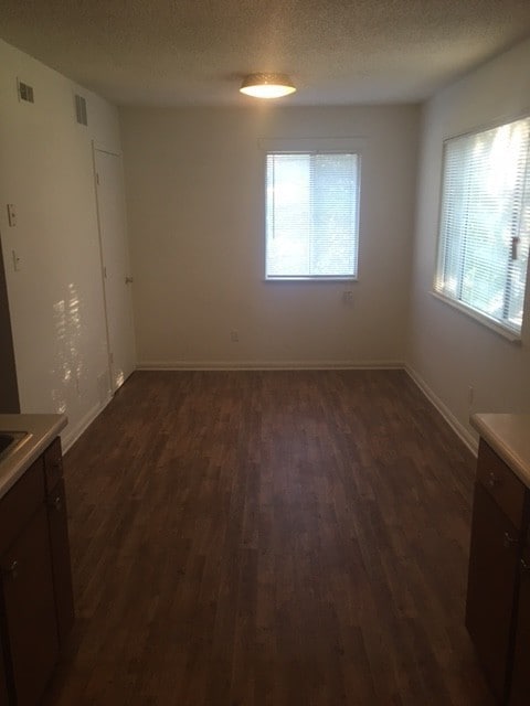 Building Photo - 1 Bed Bedroom at Woodsdale Apartments