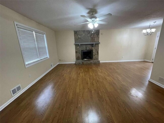 Building Photo - 2596 Woodland Dr NW