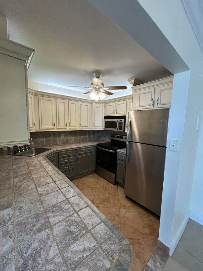 Building Photo - 305 N Pompano Beach Blvd