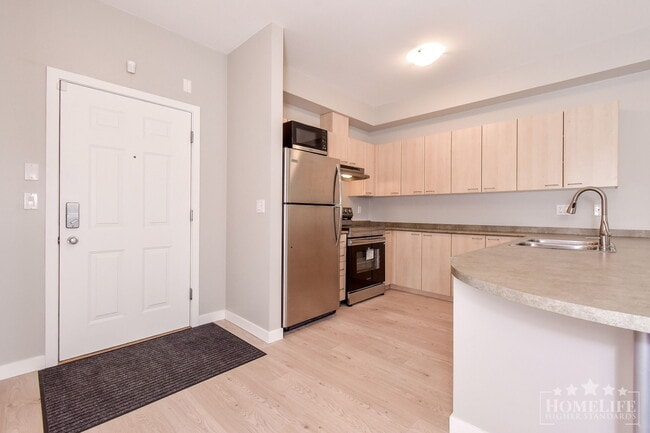 Photo du bâtiment - 1 - Bed + 1 Bath Condo for Rent in Surrey!