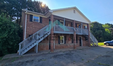 Building Photo - 2559 Green Oaks Ct SE