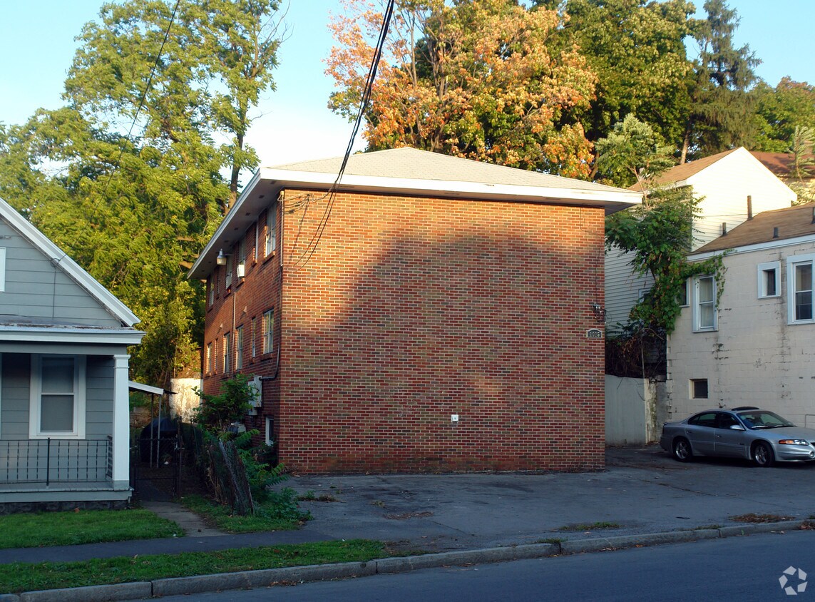 Building Photo - 1015 Butternut St