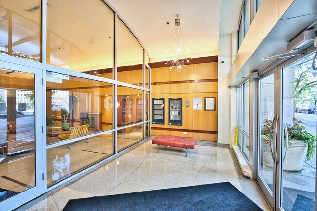 Building Photo - 933 W Van Buren St