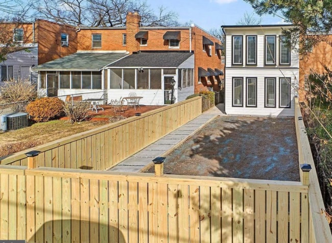 Building Photo - 647 Kennedy St NE
