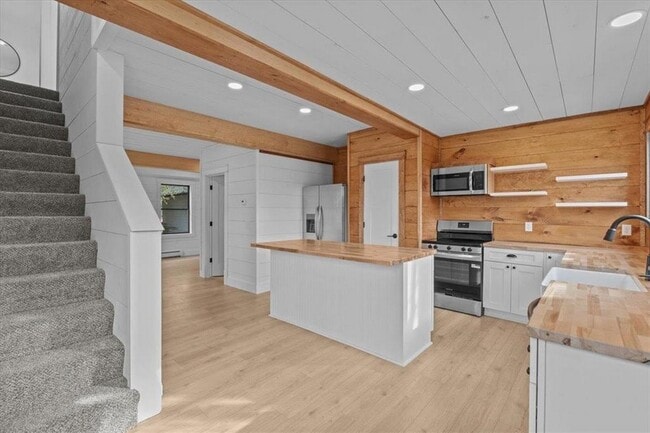 Building Photo - 109 School St