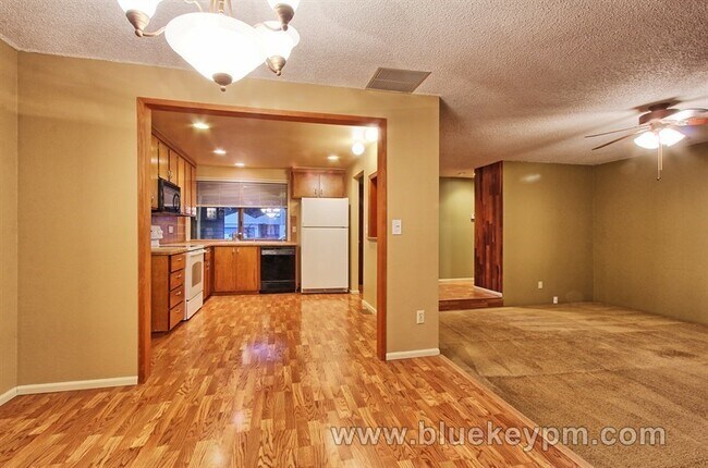 Building Photo - 3 bed, 2 bath home in Portland near Highwa...