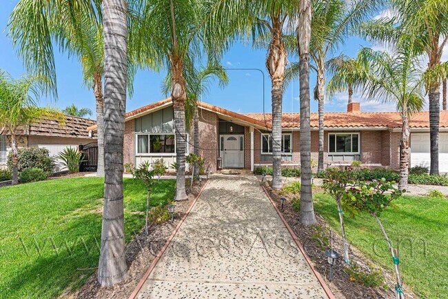 Foto del edificio - Beautiful 3BR/2BA Home In Hemet With Lush Backyard & Fruit Trees!