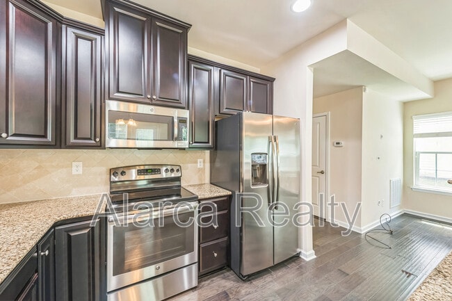 Building Photo - 2455 Silverthorn Dr