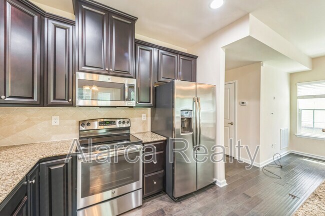Foto del edificio - 2455 Silverthorn Dr