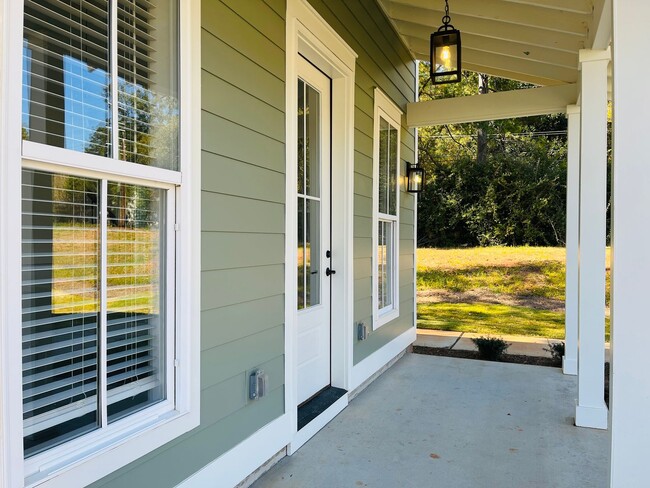 Building Photo - 100 Gardenia Ln