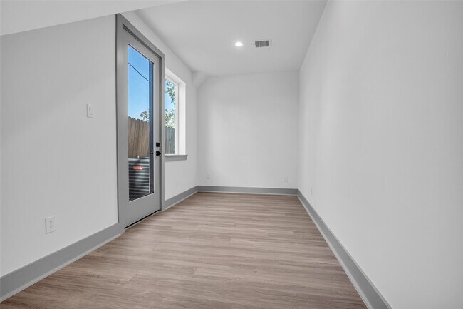 Foto del edificio - 5303 Kindred Gdn Ln