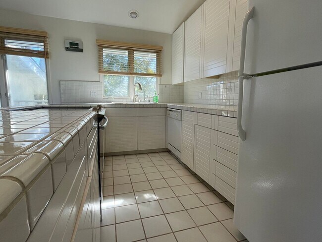 Building Photo - Rancho Santa Fe Gem! 4710 La Orrila