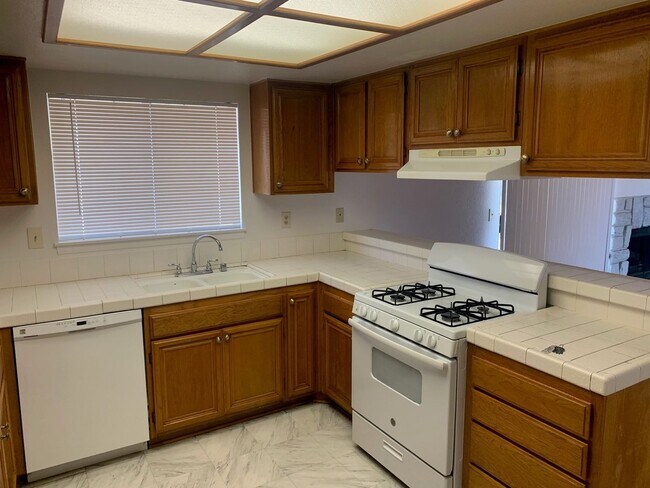 Foto del edificio - 22266 Hurons Ave