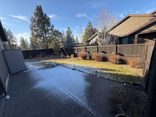 Building Photo - 3 Bedroom, 2 Bathroom Single-Level Duplex in The Stonegate Community