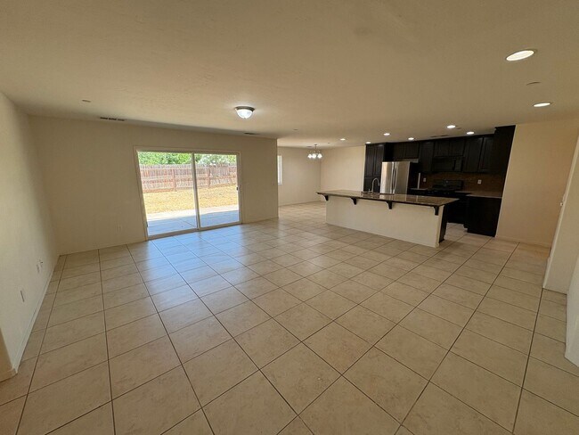 Building Photo - North East Visalia Home Available now!