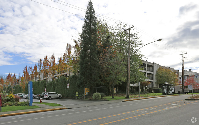 Building Photo - Maple Court 2