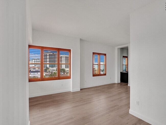 Building Photo - 2421 Lake Pancoast Dr