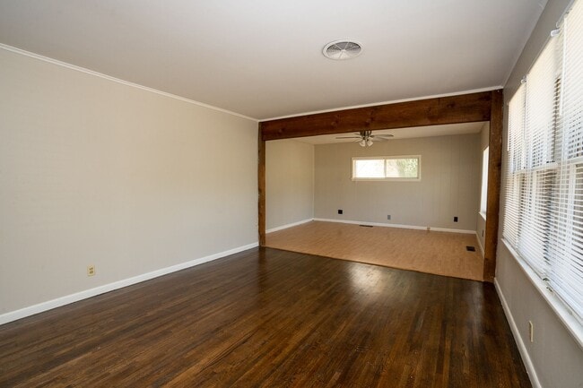 Building Photo - Newly Renovated 3 Bed/2 Bath