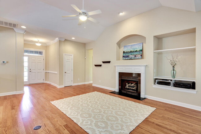 Building Photo - 420 Swan Ct