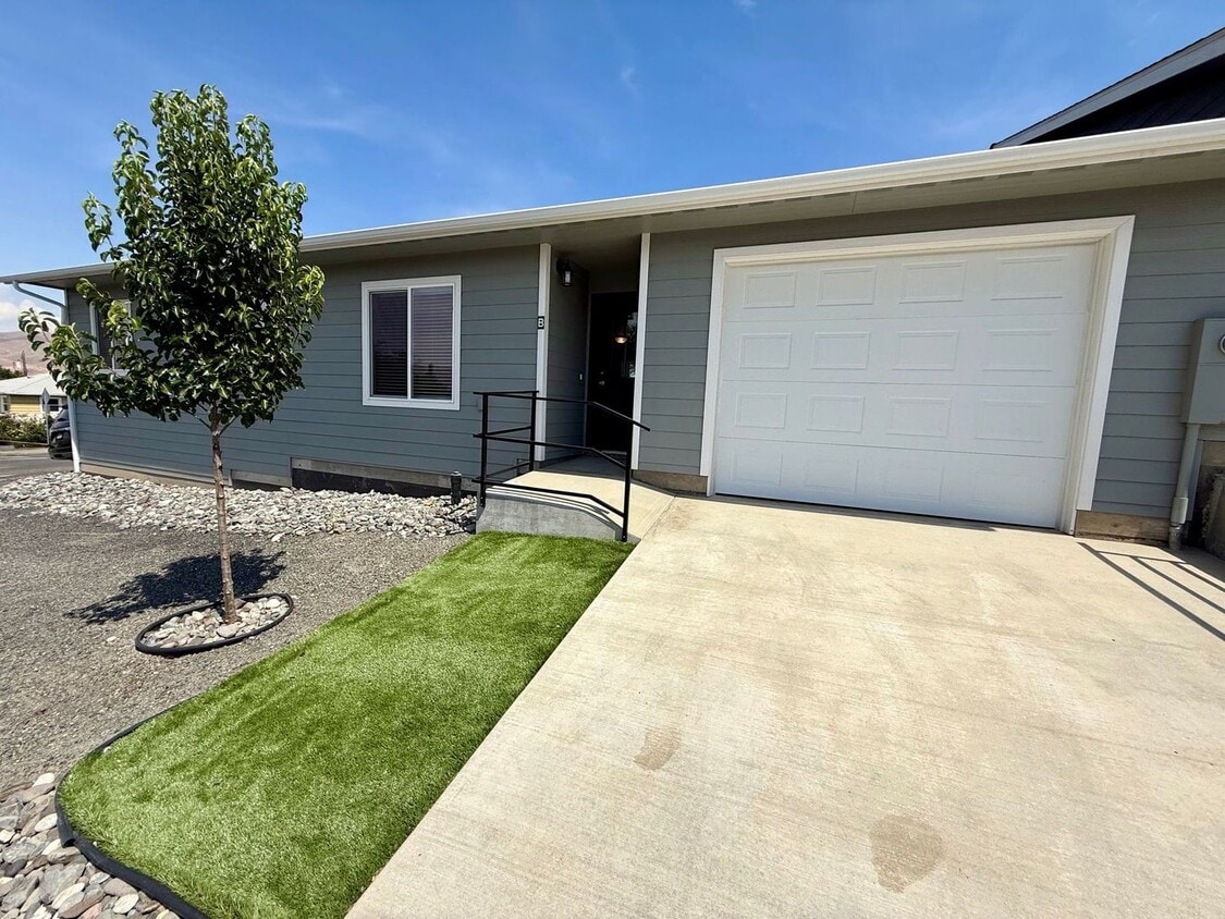 Primary Photo - 3 Bedroom Charming Duplex