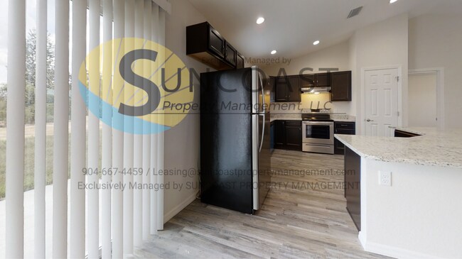 Foto del edificio - This Modern New home has a ton of features