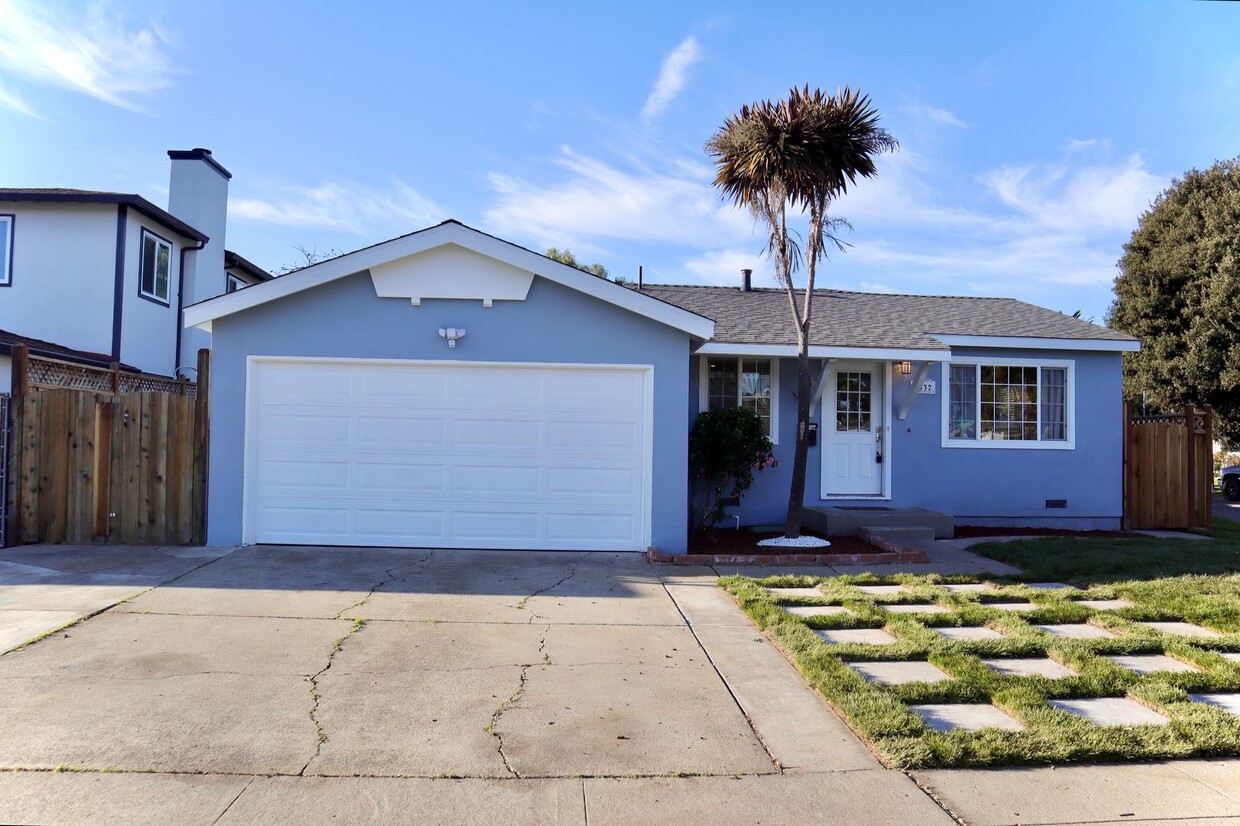 Primary Photo - Newly Remodeled 4-Bedroom Home with Family...