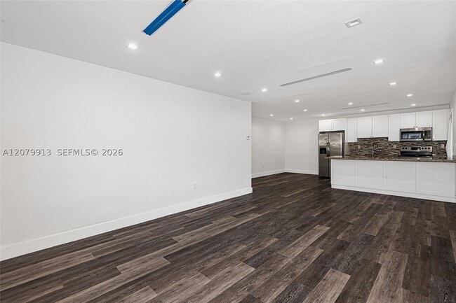 Building Photo - 6910 Bay Dr E