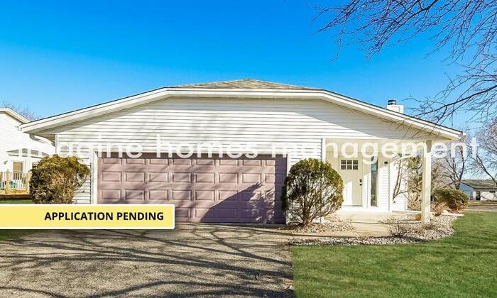 Primary Photo - Charming 4 Bedroom Home in Apple Valley