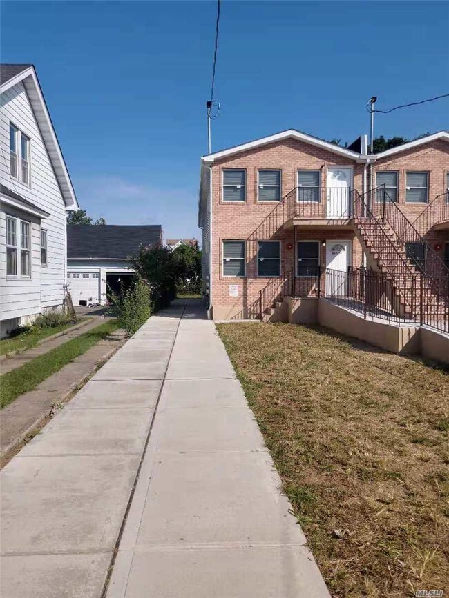 Foto del edificio - 215-17 Hollis Ave