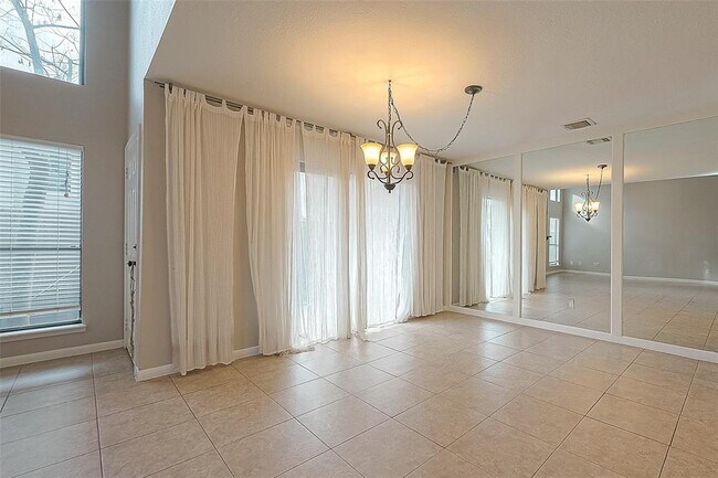 Foto del edificio - 2379 Briarwest Blvd