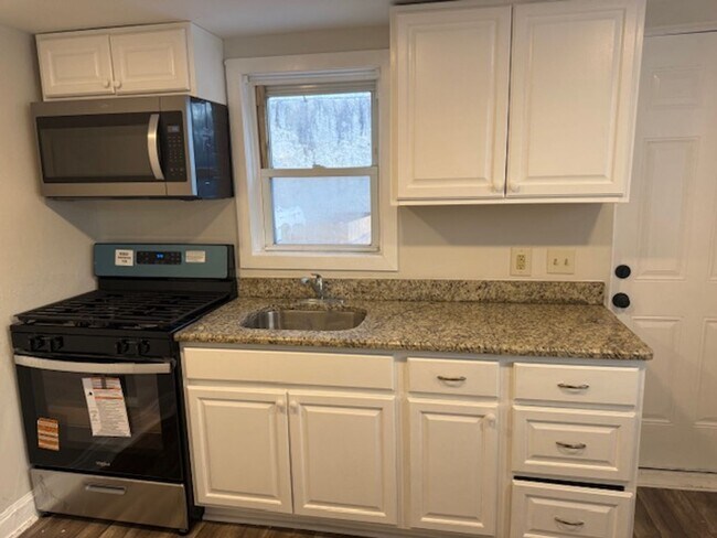 Foto del edificio - 2BR + Den Home with Private Backyard in Germantown