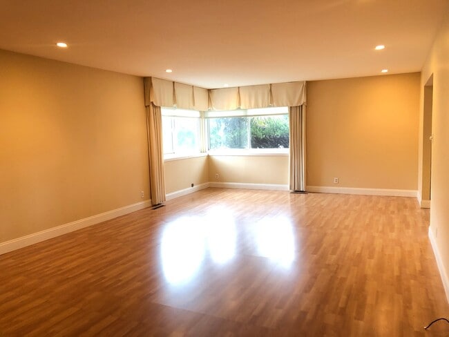 Building Photo - 251 Silverado Ct