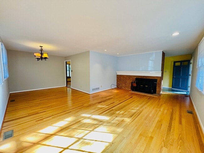 Building Photo - Wonderful 5 bedroom house with a walk out ...