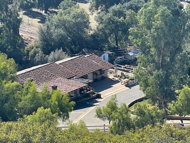 Foto del edificio - 40500 Avenida La Cresta