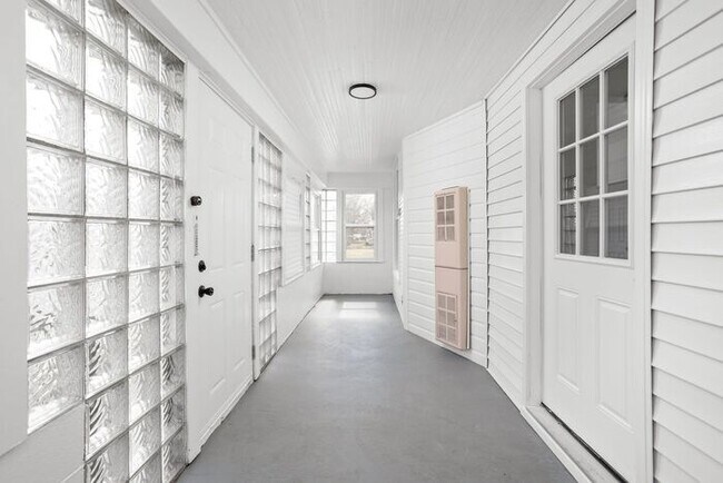 Foto del edificio - Remodeled 3 Bed 2 Full Bath Within Walking...