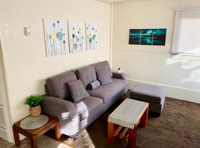 Building Photo - Downtown Fully Furnished One Bedroom