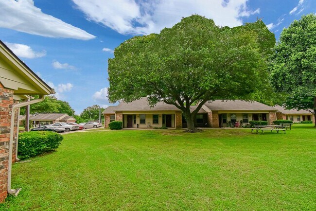Foto del edificio - 1308 Jacksonville Dr