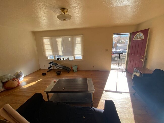 Building Photo - Two Bedroom Apartment Centrally Located on 24th and W 2nd Ave